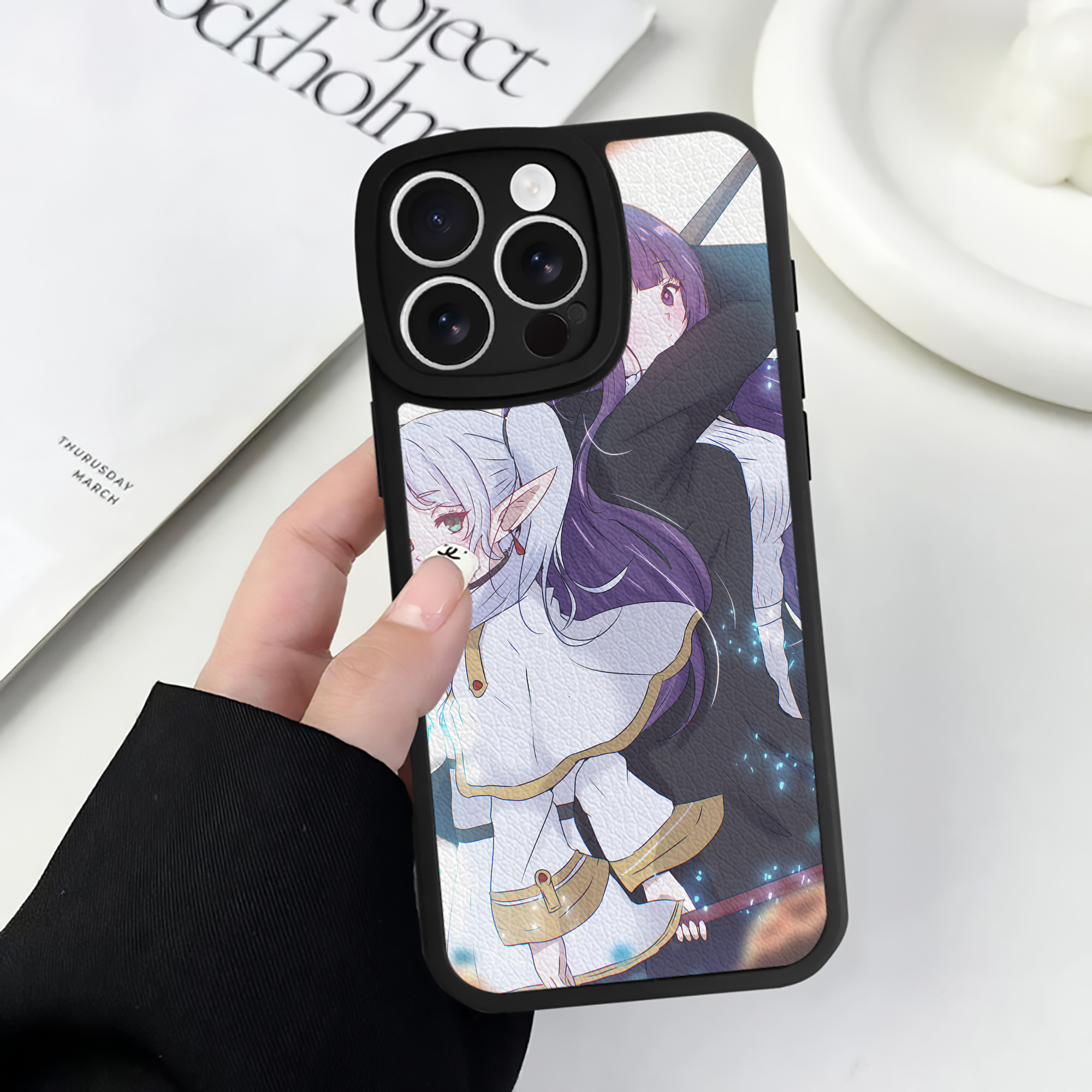 （画像用） 葬送のフリーレン Frieren 【iPhone 16シリーズ対応】シリコンスマホケース（レザー調） 材質：シリコン